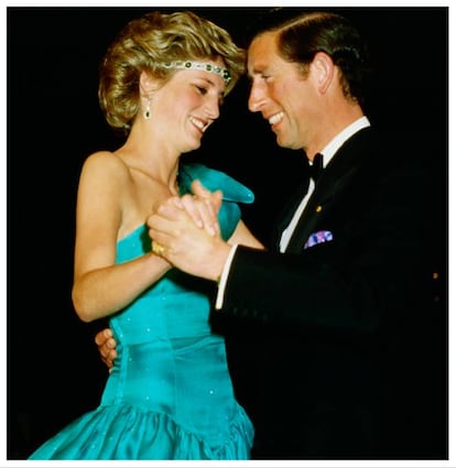 Jewelry was also key for Diana, who used them to express herself and convey messages. The princess made the most of them by combining them with matching dresses and experimenting, as she did with this choker that she wore as a headband during a trip to Melbourne in 1985. The item was part of the 'Cambridge and Delhi Durbar Parure,' the set of emerald and diamond jewellery that once belonged to Queen Mary of Teck, grandmother of Elizabeth II.