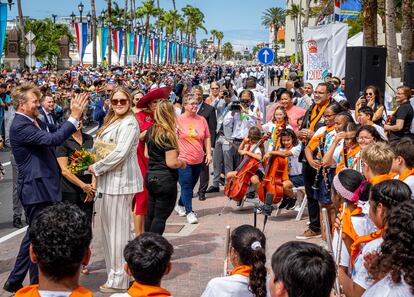 A su llegada a Aruba, el 30 de enero, los reyes y su primogénita fueron recibidos por miles de personas en una ceremonia en la que una orquesta de estudiantes puso la banda sonora interpretando canciones en holandés y papiamento (lengua hablada en las Antillas Neerlandesas).