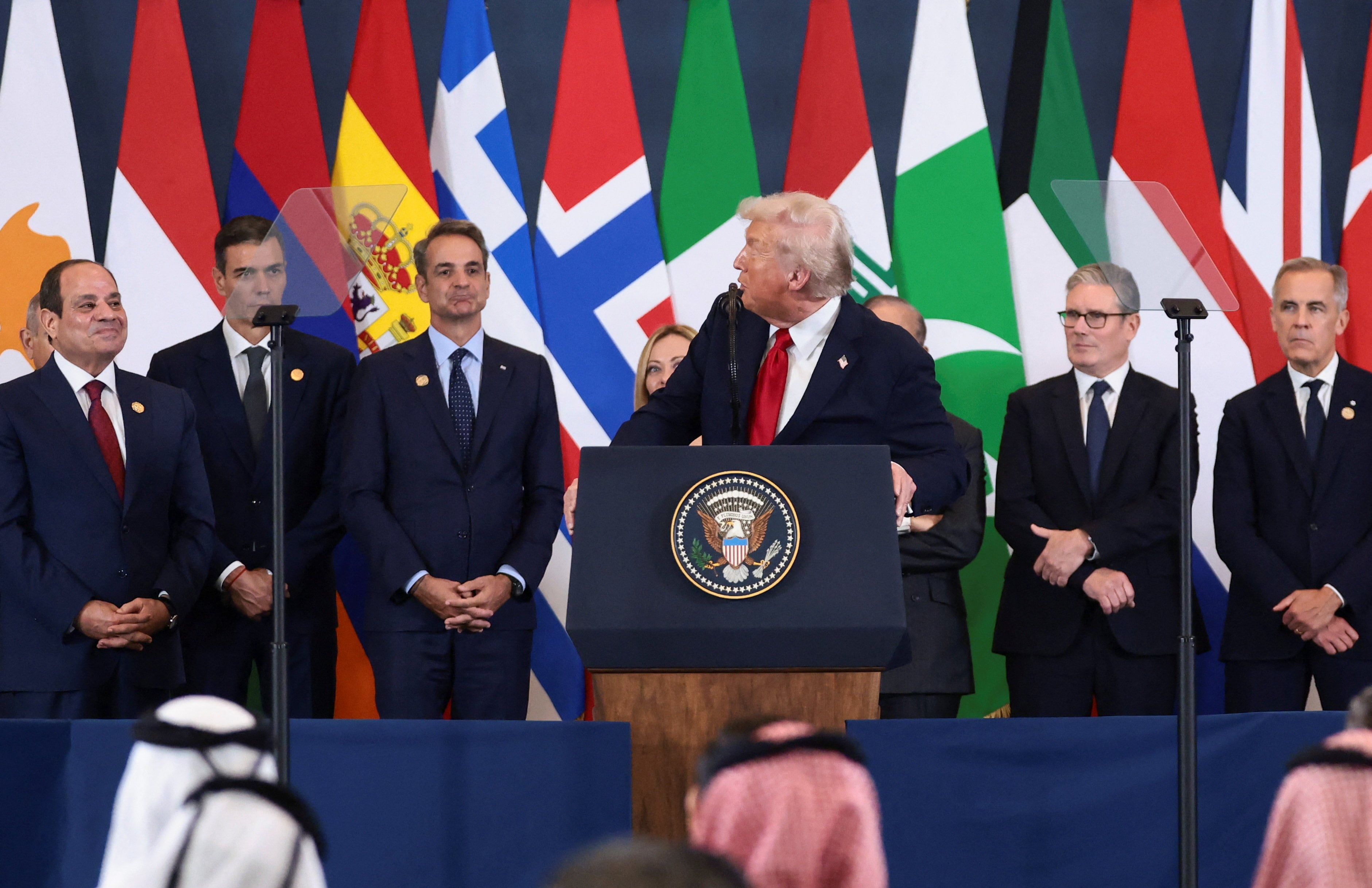 El presidente de EE UU, Donald Trump, en el atril, junto a varios dirigentes internacionales, entre ellos Pedro Sánchez (segundo por la izquierda).