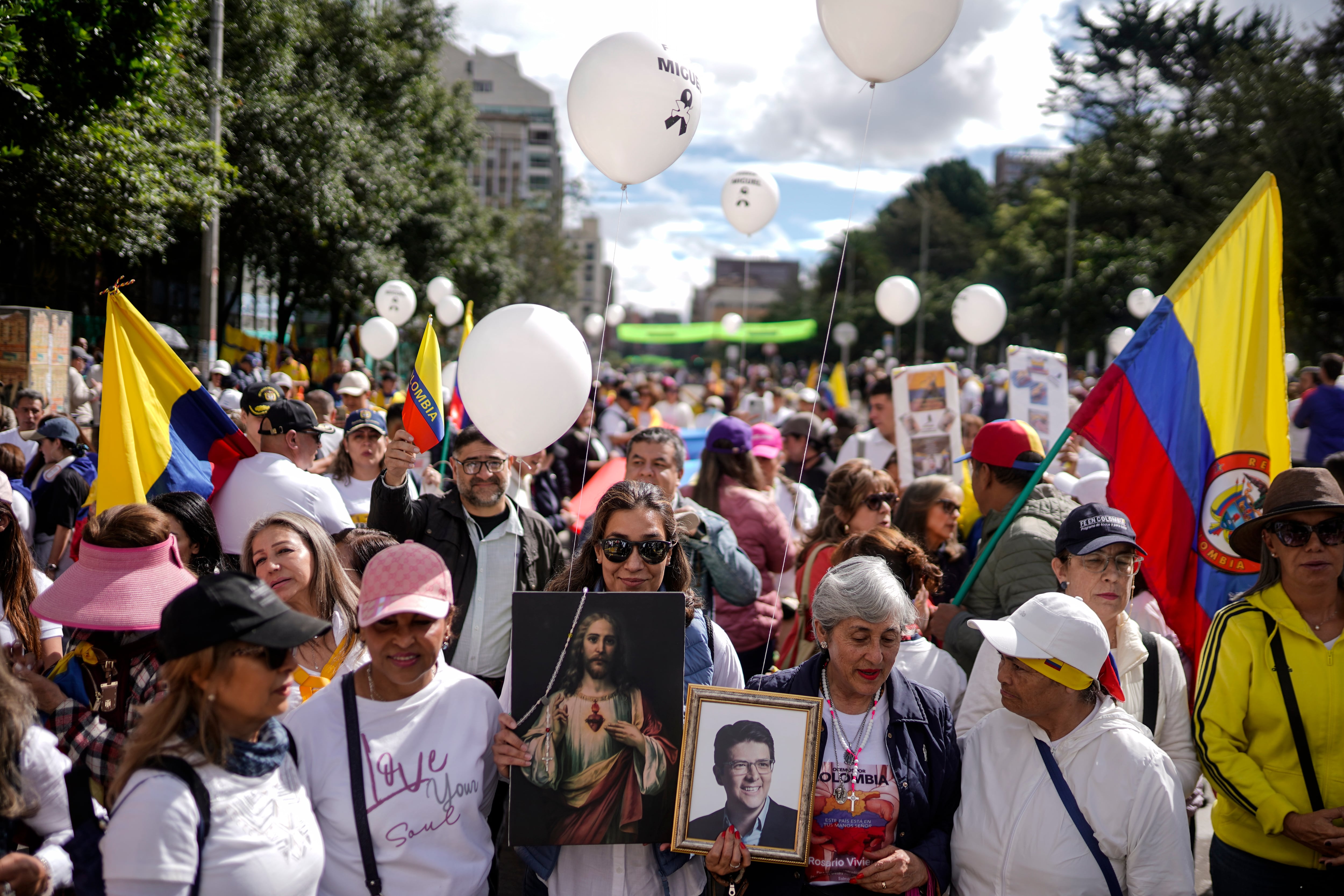 Manifestantes marchan por las calles de Bogotá.