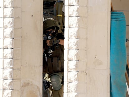 Un soldado israelí apuntaba con su arma durante una operación este viernes en Qabaitya, en Cisjordania.
