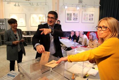 El candidato del PSE-EE al Congreso, Patxi López, vota en el Centro Cultural Santa Clara de Portugalete, Vizcaya.