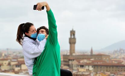 Una pareja se hace un selfi, el viernes en Florencia.