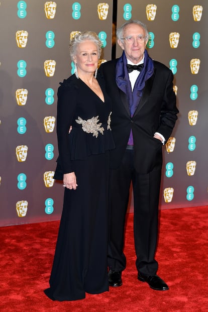 Glenn Close y Jonathan Pryce, protagonistas de La buena esposa. Close, que en esta ocasión viste de Alexander McQueen, está nominada a mejor actriz por su interpretación en la cinta.