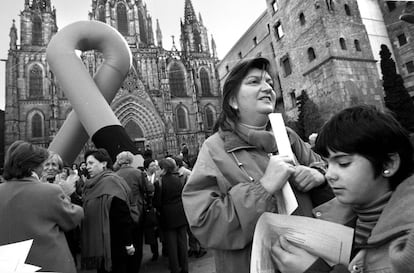 Reunión en la plaza de la Catedral de Barcelona con motivo del Día internacional para la eliminación del maltrato a mujeres.