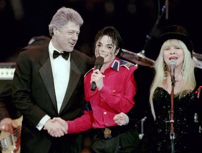 Bill Clinton junto a Michael Jackson y Stevie Nicks durante su toma de posesión en 1993.
