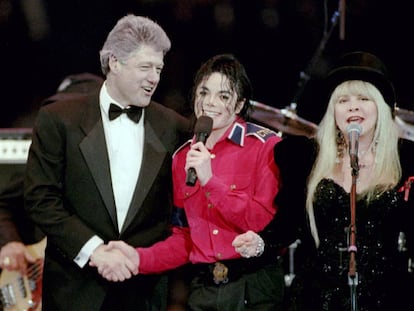 Bill Clinton junto a Michael Jackson y Stevie Nicks durante su toma de posesión en 1993.