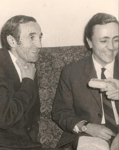 Emili de Balanz en una imagen con el artista Charles Aznavour