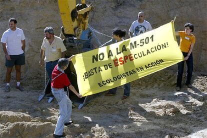 Protesta de Ecologistas en Acción contra la tala de árboles para la ampliación de la carretera de los pantanos.