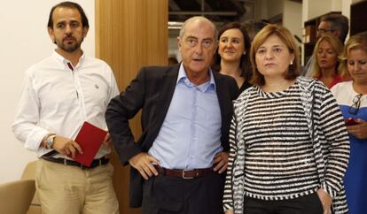 Alfonso Novo e Isabel Bonig, en el centro, con Mar&iacute;a Jos&eacute; Catal&aacute; y el resto del grupo municipal popular de Valencia. 