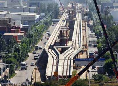 Viaducto del metro a su paso por la calle A de la Zona Franca.