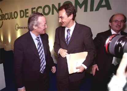 Rodríguez Zapatero, con el ministro Piqué, a su izquierda, y el presidente del Círculo, Antoni Brufau.