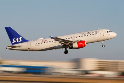 Un avión A320 de SAS en el aeropuerto de Palma de Mallorca.