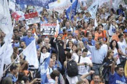 Miles de docentes de la provincia de Buenos Aires fueron registrados este miércoles al marchar hasta la residencia del Gobernador bonaerense, Daniel Scioli, para protestar contra la subida salarial del 30,9 % decretada por el Gobierno provincial, en el undécimo día de huelga educativa.