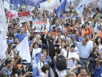 Miles de docentes de la provincia de Buenos Aires fueron registrados este miércoles al marchar hasta la residencia del Gobernador bonaerense, Daniel Scioli, para protestar contra la subida salarial del 30,9 % decretada por el Gobierno provincial, en el undécimo día de huelga educativa.