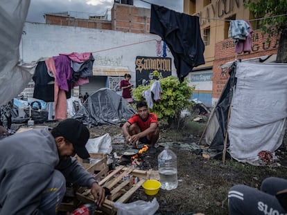 Migrantes en un campamento afuera de la Parroquia de la Soledad, en Ciudad de México, en octubre de 2023.