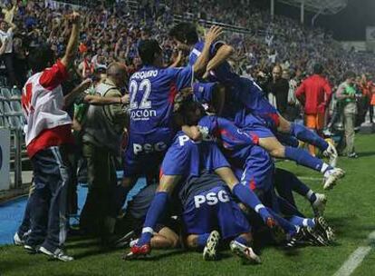 Los juagdores del Getafe celebran en la banda uno de los goles.