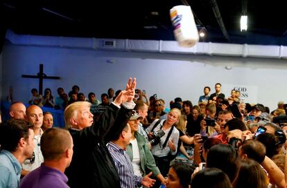 Donald Trump arroja rollos de papel a una multitud de residentes locales afectados por el huracán María durante su visita a la iglesia Calgary de San Juan (Puerto Rico), el pasado 3 de octubre. Jonathan Ernst: "Durante una visita a Puerto Rico de Trump para estudiar el daño del huracán María y saludar a algunas de sus víctimas, el presidente hizo una parada en una iglesia donde se distribuían alimentos y suministros. Entre los artículos había rollos de papel y Trump, aparentemente atrapado en el momento, decidió distribuir algunos de los rollos ".