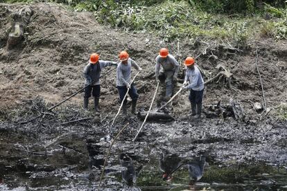 Los vertidos de petróleo como el del pasado 24 de septiembre amenazan los ecosistemas del río Marañón (Perú) y la vida de las comunidades que habitan en su cuenca. Más aún, afectan y atacan a su cosmovisión y sus creencias. Derrames como ese se suman a una larga lista que ha empujado a la compañía estatal Petroperú a declararse en estado de emergencia el pasado día 2. Ya antes, el 29 de octubre, el Gobierno había declarado la zona en emergencia durante 60 días ante el temor a las consecuencias de las lluvias torrenciales y la subsiguiente crecida del río.