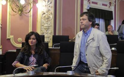 Fernando Varela en el pleno del Ayuntamiento con una compañera de su partido 