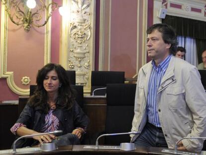 Fernando Varela en el pleno del Ayuntamiento con una compañera de su partido