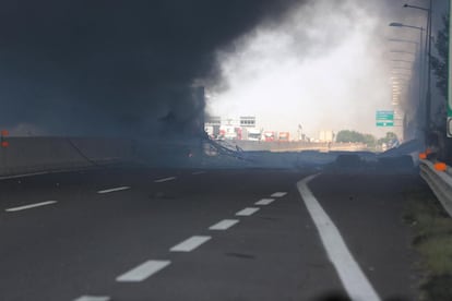Columna de humo provocada tras la explosión, debido a un accidente de tráfico en una autopista en Bolonia (Italia).