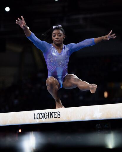 Aunque no realizado su emblemática salida, la estadounidense ha logrado su mejor nota en barra de todos los campeonatos (15,066 puntos). La plata y el bronce fueron para las chinas Liu y Li, a un mundo de diferencia: 14,433 y 14,300 puntos, respectivamente.