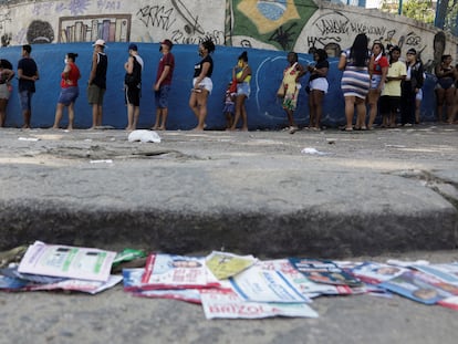 Una fila de brasileños espera a votar en Río de Janeiro.