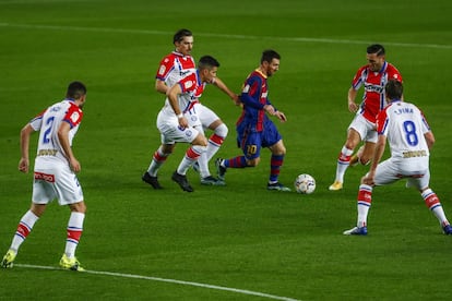 El jugador del Barcelona, Leo Messi, rodeado por varios jugadores del PSG.