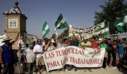 Los jornaleros liderados por el parlamentario Juan Manuel Sánchez Gordillo (IU) que han ocupado hoy la finca militar "Las Turquillas" en Osuna (Sevilla) han decidido en asamblea por unanimidad quedarse en el recinto, igual que ocurriera el pasado año, cuando permanecieron 18 días en dicha finca. EFE/Archivo