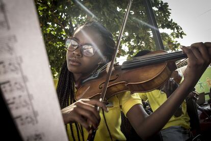 La joven violinista, Dorcas Dala, de 17 años, toca su violín durante un concierto ofrecido en el orfanato público de Kuzola, ante la presencia del embajador de España en Angola y varios representantes de la embajada, que colabora asiduamente en el proyecto Kaposoka junto a otras instituciones.