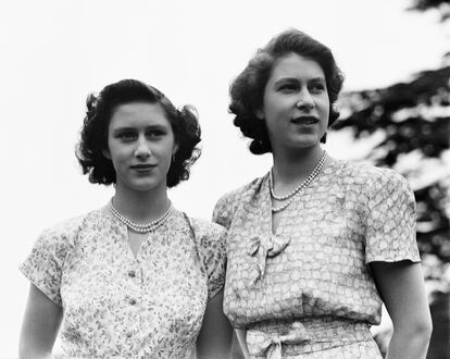 La reina Isabel II, en aquel momento, todavía princesa, junto a su hermana la princesa Margarita, en 1946. 