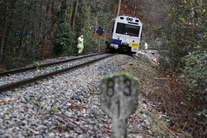 Un tren Feve ha descarrilado a la altura de Covas (Lugo) debido a la caída de un árbol provocada por el temporal de viento y lluvia que azota a Galicia. Ni los pasajeros ni la tripulación han sufrido daños.