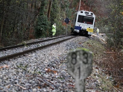 Un tren Feve descarrilado en Covas (Lugo), en 2013.