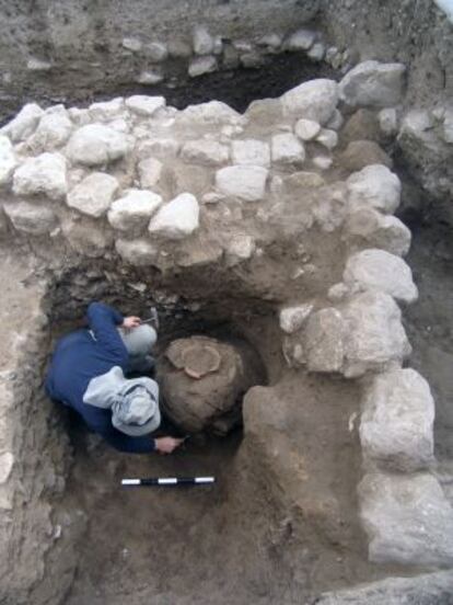 Vasija de la Edad del Bronce enterrada bajo una de las edificaciones.
