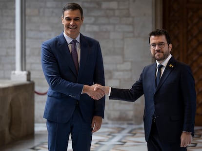 El presidente del Gobierno, Pedro Sánchez, y el presidente catalán, Pere Aragonès, durante la reunión que mantuvieron el pasado diciembre en el Palau de la Generalitat en Barcelona.