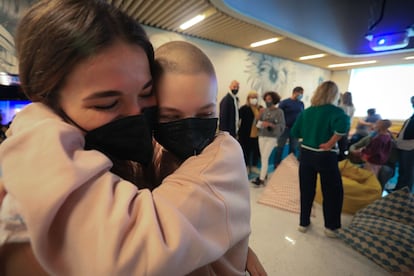 Iria, una de las protagonistas del video, abraza a Silvia de Juegaterapia.