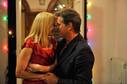 Un fotograma del filme, con Trine Dyrholm y Pierce Brosnan