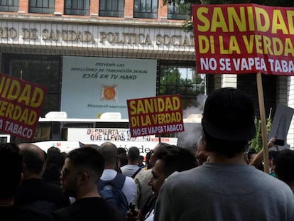 Un centenar de personas protesta ante el Ministerio de Sanidad español este lunes en defensa del vapeo.