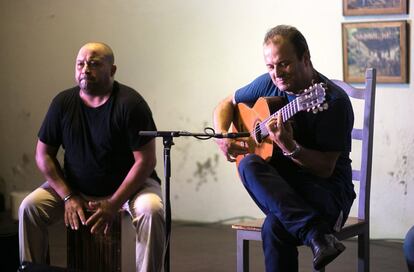 Clase de guitarra de Gerardo Núñez acompañado de cajón.