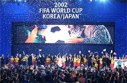 Un momento de la ceremonia correspondiente al sorteo del Campeonato del Mundo de fútbol, ayer, en Busan.