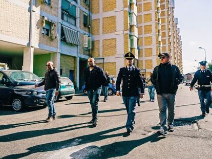 En el centro, el comisario Michele Spina, impulsor de un plan de lucha contra la delincuencia.