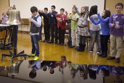 Varios de los escolares participantes en la presentación de <i>Sinfokids,</i> ayer en San Sebastián.