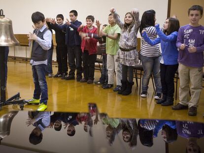 Varios de los escolares participantes en la presentación de <i>Sinfokids,</i> ayer en San Sebastián.