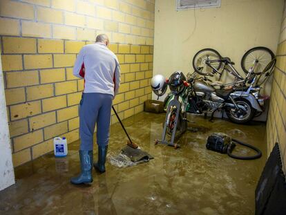 Un vecino de la calle Garagartza de Mendaro (Gipuzkoa) limpia su garaje donde el agua alcanzó una altura de 1,70 metros.