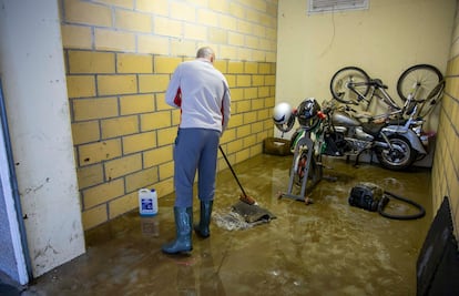 Un vecino de la calle Garagartza de Mendaro (Gipuzkoa) limpia su garaje donde el agua alcanzó una altura de 1,70 metros.