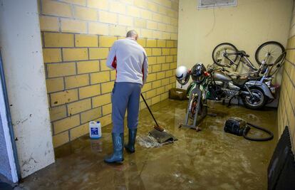 Un vecino de la calle Garagartza de Mendaro (Gipuzkoa) limpia su garaje donde el agua alcanzó una altura de 1,70 metros.