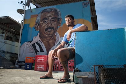 Já neste grafite, Pato retrata 'seu' Bras, um "nordestino arretado" que era seu vizinho. "Ele era seresteiro e sabia tocar de tudo. Era um gênio", diz o artista. A família cedeu a foto e outro vizinho cedeu a parede de sua casa para que a obra fosse feita.