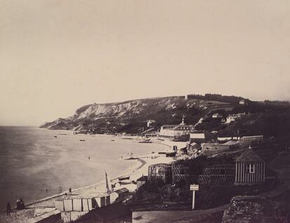 'Playa de Sainte-Adresse con los baños Dumont', de 1856. El fotógrafo ideó la combinación de dos negativos y aportó el pionero empleo de la técnica del colodión húmedo para registrar la naturaleza en movimiento.