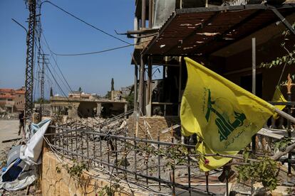 Una bandera de Hezbolá cuelga sobre los escombos de las casas tras un ataque israelí este miércoles en el sur de Líbano, cerca de Naqura, ubicada en la frontera entre Líbano e Israel.